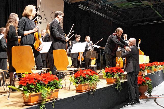 Dirigent Volodymyr Syvokhip und Bürgermeister Rainer Stolz (r.).