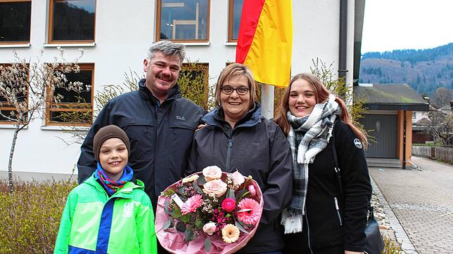 Der neue Utzenfelder Bürgermeister Martin Wietzel mit seiner Frau Alexandra und den Kindern Max und Alina.