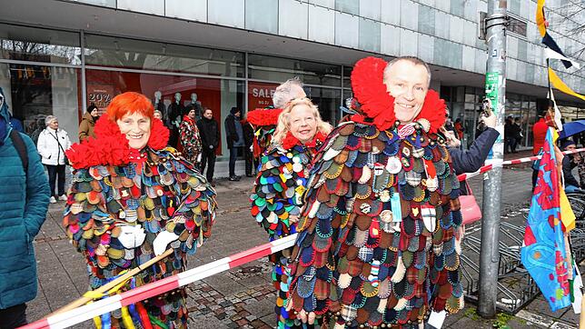 Einige Konstanzer wollen sich das bunte Treiben nicht entgehen lassen.