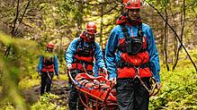 Unser Symbolbild zeigt die Bergretter der Bergwacht Schwarzwald mit einer Gebirgstrage bei einem Einsatz.
