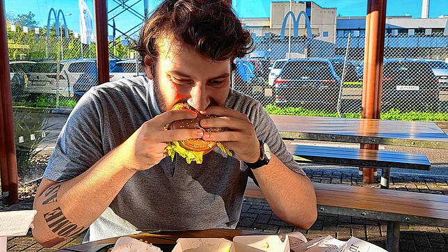 SÜDKURIER-Reporter Moritz Stein testet Fast-Food im Dreiländereck und vergleicht die Preise. In Deutschland gibt es beim ...