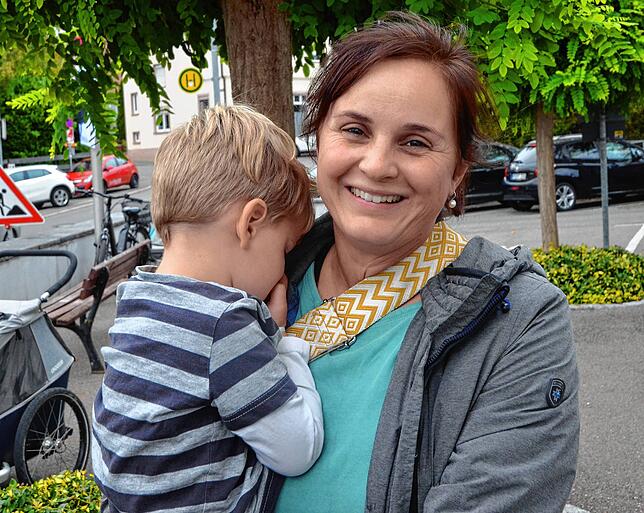 Meike Bärnweiler mit ihrem dreijährigen Sohn Lenz auf dem Arm freut es, „dass Markdorf wirklich viel für Kinder macht“.