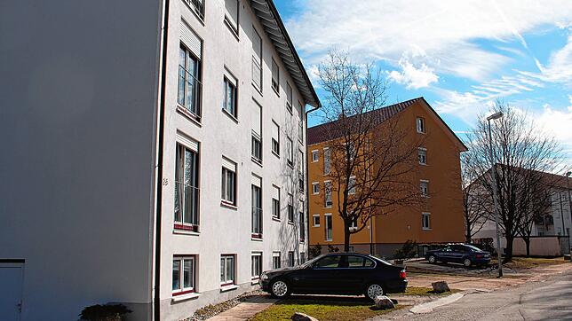 Dies sind die wenigen Wohnblöcke, die der Stadt Radolfzell gehören. In der Schlesierstraße sind Obdachlosenunterkünfte eingerichtet. Mit ...