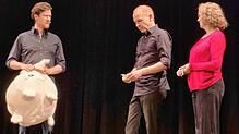 Was das Publikum so mitbringt: Jakob Nacken, Helge Thun und Mirjam Woggon (von links) spinnen daraus überraschende Theaterszenen. Foto: ...