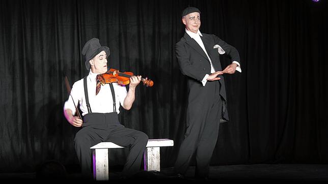 Ganz ohne Worte: Die Pantomimekünstler Bodecker (rechts) und Neander entführen beim Kulturufer in eine Welt voller Magie und Poesie. ...