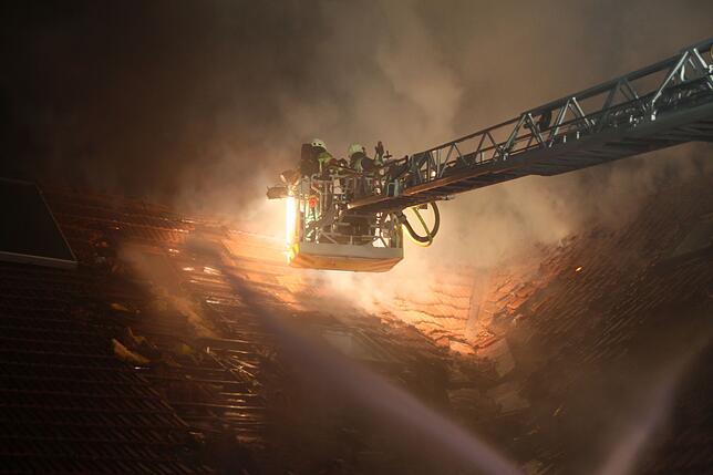 Die Feuerwehr Bad Säckingen musste über die Drehleiter das Dach öffnen.