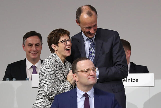 Noch ist die Stimmung unter den drei Kandidaten gelöst. Annegret Kramp-Karrenbauer, Jens Spahn und Friedrich Merz (v.l.) zeigen sich ...