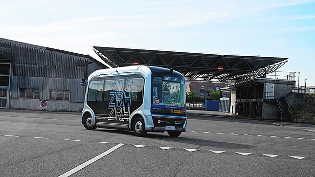 Einer der selbstfahrenden Shuttlebusse auf dem Gelände des Flughafens Zürich.