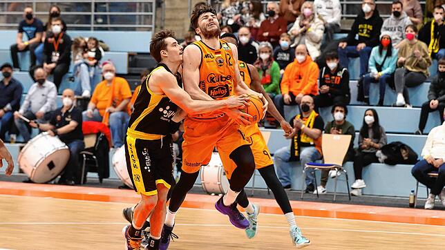 Panthers-Guard Robert Drijencic (am Ball) zieht gegen Gianni Otto zum Korb. Drijencic erzielte acht Zähler.
