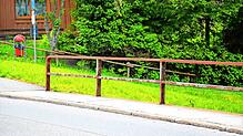 Das Geländer an der Brücke Bachwinkel ist der Gruppe „Aktiv für Schönwald“ schon lange ein Dorn im Auge. Nun darf es zumindest repariert ...