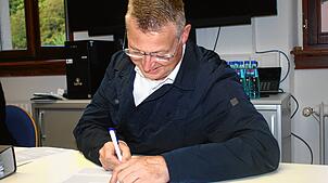 Joachim Burger nahm nach der Sitzung des Gemeindewahlausschusses die Wahl zum Bürgermeister mit seiner Unterschrift an.