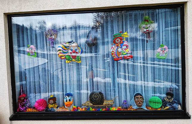 Hexen, Clowns und ein Exemplar der Epfenhofener Schnecken zieren dieses Schaufenster bei Familie Weißhaar im Epfenhofener Erlenweg. ...