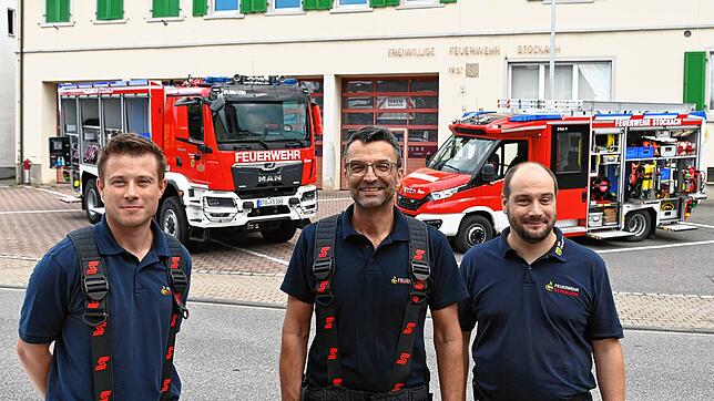 Sie freuen sich über die beiden neuen Fahrzeuge (von links): Fabian Dreher, Bernd Zimmermann und Julian Schmitt. Links hinten steht das ...
