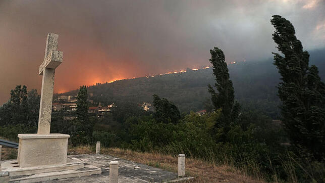 Waldbrände wüten in Zrnovnica in der Nähe von Split (Kroatien). In einem Großeinsatz von Feuerwehr und Soldaten ist das Übergreifen der ...