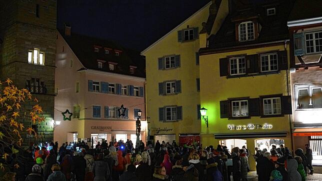 720 Menschen versammelten sich laut Versammlungsleiter Gregor Baiker für die Überlinger Montagsdemonstration auf der Hofstatt vor dem ...