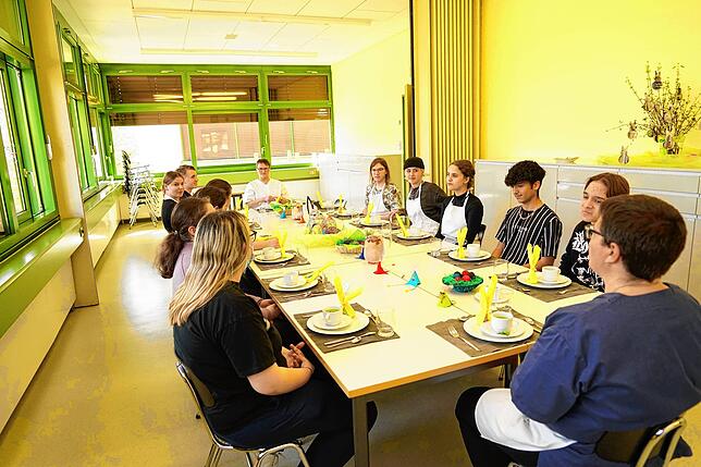 Guten Appetit! Am Schluss genießt die Klasse gemeinsam das Viergang-Menü &ndash; und verabschiedet sich danach in die Osterferien.