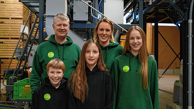 Kartoffeln stehen für Alexander und Stefanie Schmidle mit ihren Kindern Nils, Linda und Antonia (von links) seit Neustem im Mittelpunkt.
