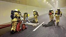 Zum Glück ist das nur eine Übung: Vier Feuerwehren proben gemeinsam das Vorgehen bei einem Brand des Tunnels Waldsiedlung. Hier wird ein ...