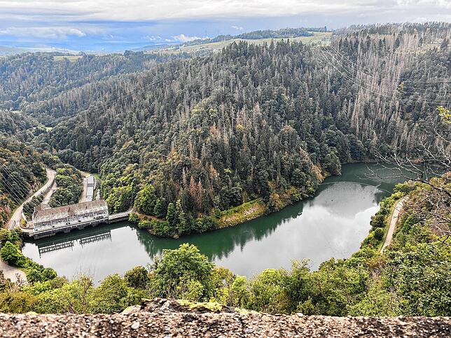 Blick vom Flakstand auf das Witznau-Kraftwerk und -Stausee. Auf den Höhen gegenüber liegt Dietlingen. An den Hängen sieht man das Ausmaß ...