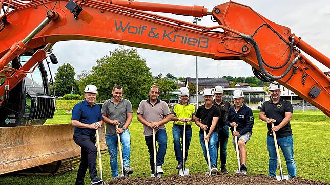 Symbolischer Start der Bauarbeiten (von links): Bürgermeister Rainer Stoll, Matthias Knieß und Robin Wolf (Firma Wolf und Knies), Lars ...
