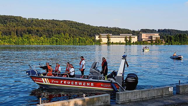 Die Feuerwehr Waldshut-Tiengen macht sich auf den Weg zur Suche mit dem Feuerwehr-Mehrzweckboot.