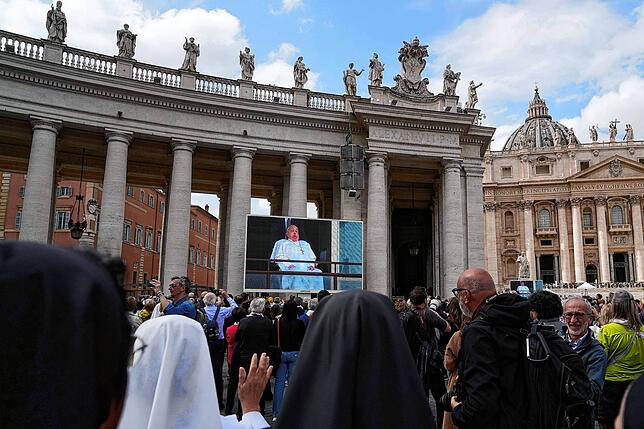 Bild 1: Papst nach fünf Wochen aus Klinik entlassen