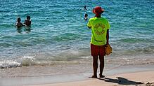 Ein Rettungsschwimmer beobachtet Schwimmer am Strand von Magaluf auf Mallorca.