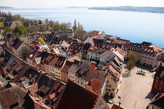 Karfreitag, 10.50 Uhr, Überlinger Altstadt. Der Blick vom Münsterturm zeigt ein Bild für das Geschichtsbuch &ndash; weniger wegen der ...