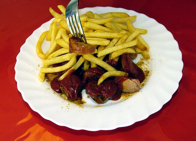 Nicht gesund, aber stark nachgefragt: Currywurst mit Pommes ist das beliebteste Gericht in Betriebskantinen.