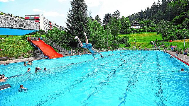 Ein beherzter Sprung ins Wasser ist im Triberger Waldsportbad ab 19. Juni wieder möglich.
