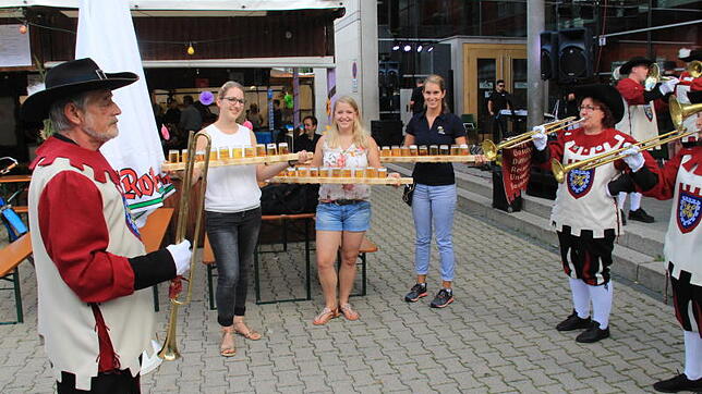 Das Sommerfest der Stadtmusik Löffingen wurde nicht wie üblich mit dem Bieranstich eröffnet sondern mit dem Meter-Bier. Bild: Gerold Bächle