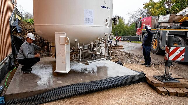 Zentimetergenau wird der 30-Tonnen-Tank auf seinem Betonsockel positioniert.
