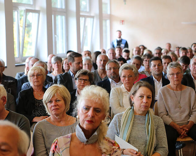 Zahlreiche ehrenamtliche und professionelle Helfer, Behördenvertreter und Repräsentanten des öffentlichen Lebens wohnen dem Festakt zur ...