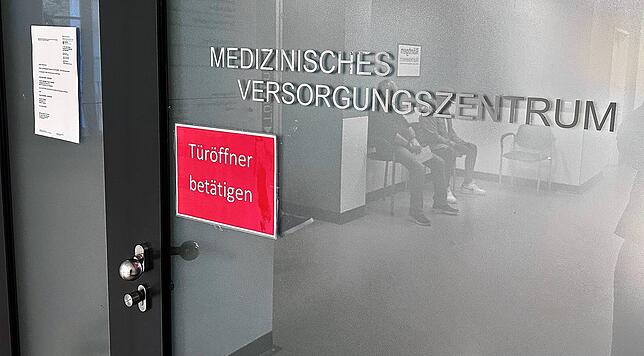 Bleibt die Tür zum Medizinischen Versorgungszentrum im Ärztehaus am Klinikum Friedrichshafen bald zu? Vorerst läuft der Betrieb trotz ...