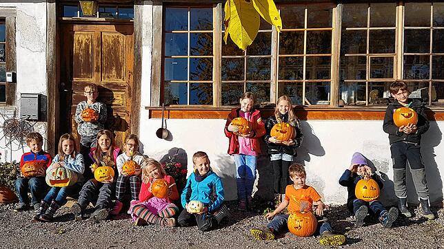 Die Teilnehmer der Kindergruppe präsentieren im letzten Herbst ihre selbst gebastelten Kürbisse. Bild: Andrea Volz
