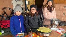 Noemi Schrempp (links) sowie Maya und Heidi Keller aus Walbertsweiler haben für die Ukraine gebacken.