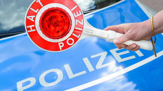 Nachdem ein Autofahrer vor 30 Jahren die Polizeikelle erblickte, nahm er Reisaus – mit einem Auto am Abschleppseil im Schlepptau.