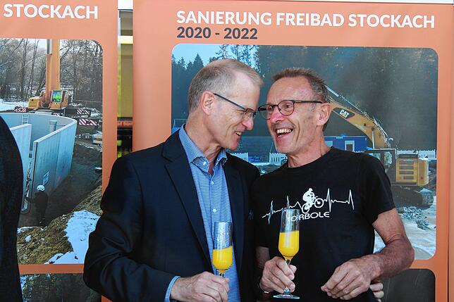 Gemeinderat Wolfgang Reuther (CDU, links) im Austausch mit Frank Karotsch, dem stellvertretenden Vorsitzenden der TG Stockach.