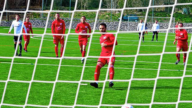 Bild : SV Jestetten siegt nach Strafstoß-Festival mit 4:0 beim FC Schlüchttal &ndash; und wir haben Bilder!