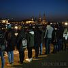Als Zeichen für Versöhnung und Menschlichkeit verbanden am Montagabend rund 12 000 Menschen am 72. Jahrestag der Bombardements der ...