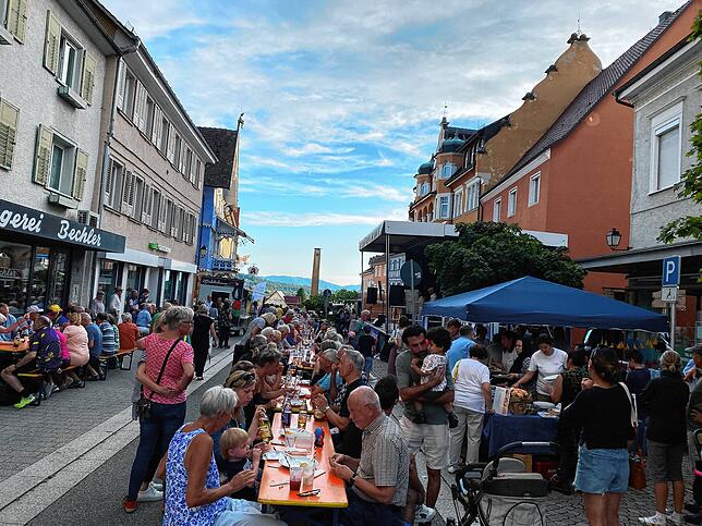 Bei der Premiere von Stockach is(s)t bunt tummelten sich die Besucher in der Hauptstraße.