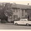 Vor dem Haus parkt um 1960 der Ford der Familie Gülpers in der Domänenstraße, das von der Baugenossenschaft Hegau 1954 schlüsselfertig ...