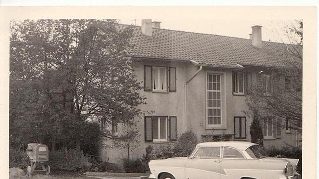 Vor dem Haus parkt um 1960 der Ford der Familie Gülpers in der Domänenstraße, das von der Baugenossenschaft Hegau 1954 schlüsselfertig ...