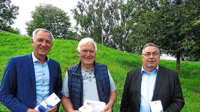 Bei der Vorstellung des 34. Kulturellen Herbstes zeigt sich Bürgermeister Michael Schmitt (von links) erfreut über das von Josef Vogt ...