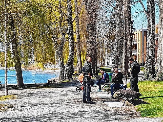 Ein Polizeieinsatz am Sonntag. Der Mann hatte nicht gegen die Corona-Verordnung verstoßen &ndash; aber die Beamten fotografiert. ...