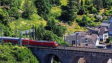 Vorbei an Hornberg, durch 39 Tunnel und zwei Kehrschleifen: Die Schwarzwaldbahn verbindet den Bodensee mit dem Rheintal — und ist ein ...
