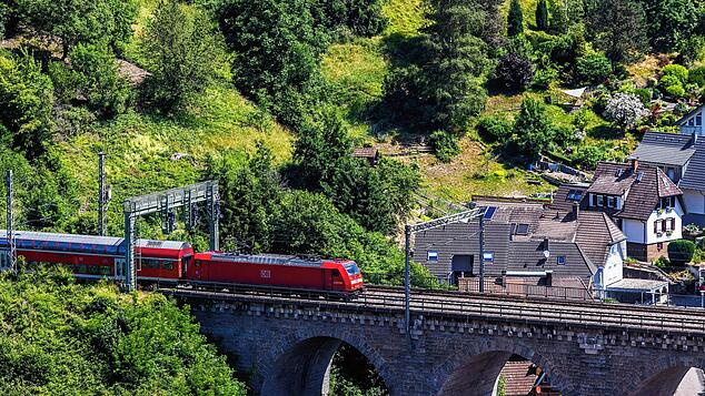 Vorbei an Hornberg, durch 39 Tunnel und zwei Kehrschleifen: Die Schwarzwaldbahn verbindet den Bodensee mit dem Rheintal — und ist ein ...