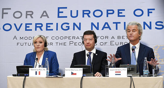 Der tschechische Rechtspolitiker Tomio Okamura (m.), die französische Rechtspopulistin Marine Le Pen (l.) und der niederländische ...
