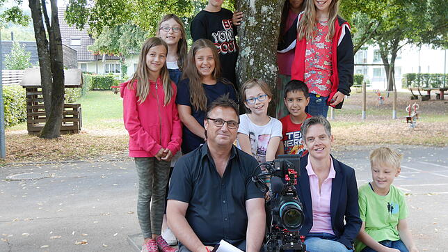 Wissbegierig: Das Studio Wallbach, besser gesagt, die Grundschule Wallbach und ihre pfiffigen Kinderreporter Florian (vorn rechts, neben ...