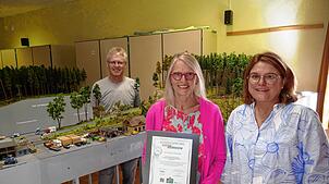 AG-Leiter Michael Mäder, Rektorin Rosi Zeiger sowie die neue Konrektorin der Grundschule Obereschach, Nicole Trommler, freuen sich über ...